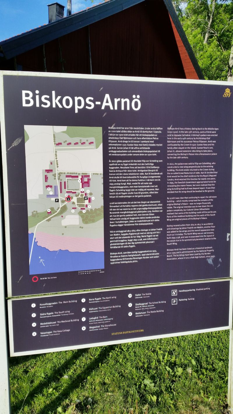 Efter Museet i Övergran gick färden till närbelägna Biskops-Arnö som Jan besökte och kände till från ungdomsåren i Övergran. Som vuxen var han med när Nordens folkhögskola etablerades på 1950-talet. Han var god vän med dess första rektor Åke Leander.